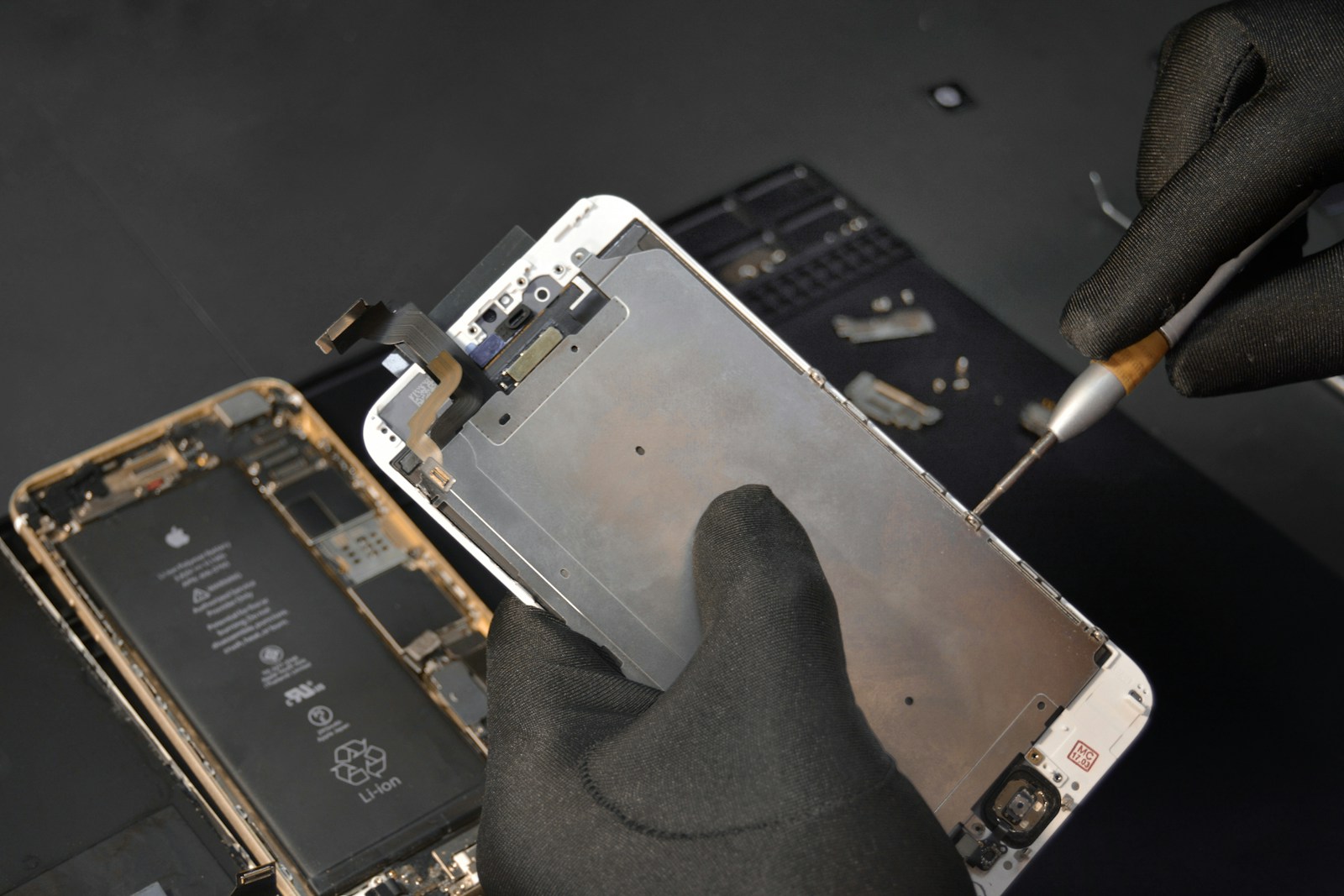 Técnico especializado de TecniCell realizando reparación profesional de smartphone